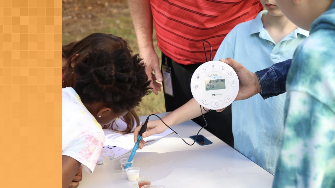 Elementary age students using Labdisc to measure temp of different liquids.