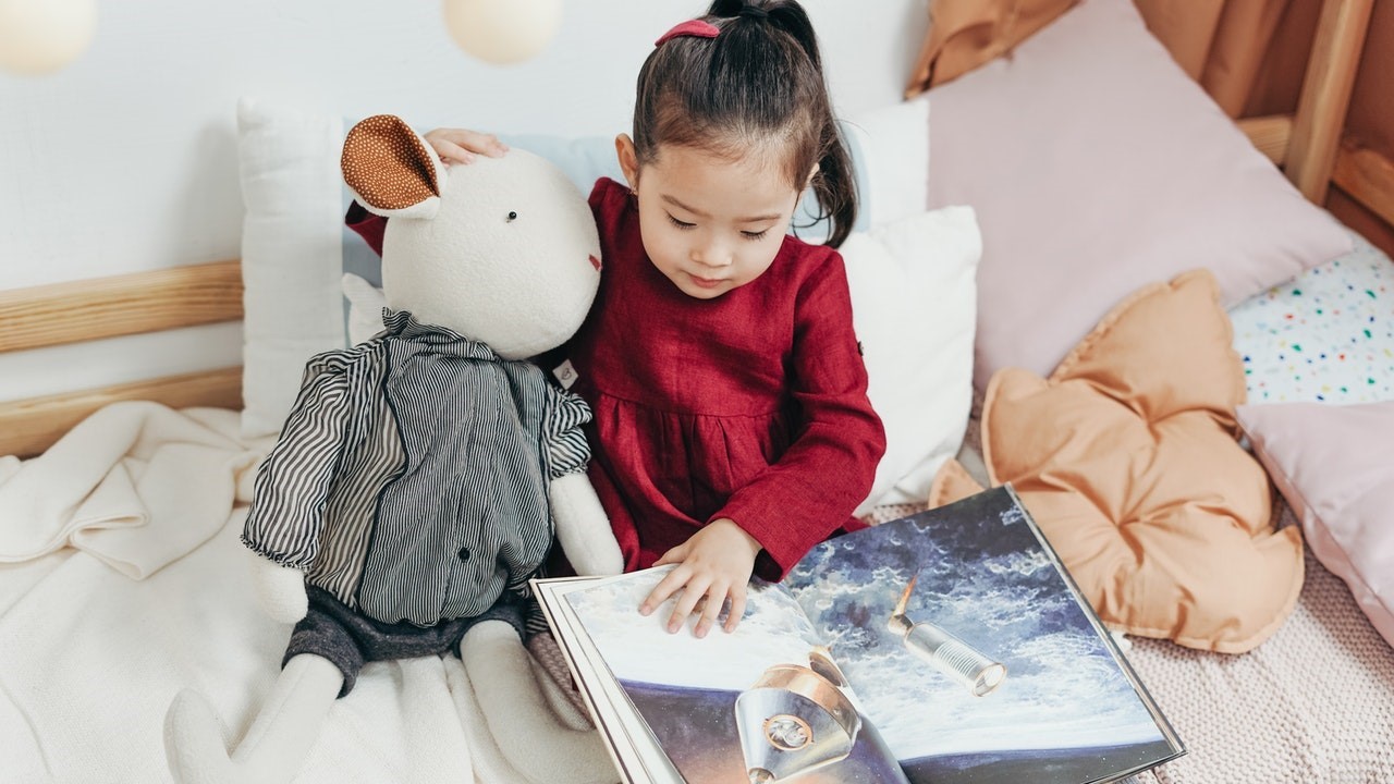 Girl reading w toy_18 summer reading ideas blog-for text
