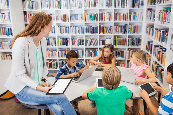 teacher-students-tablet
